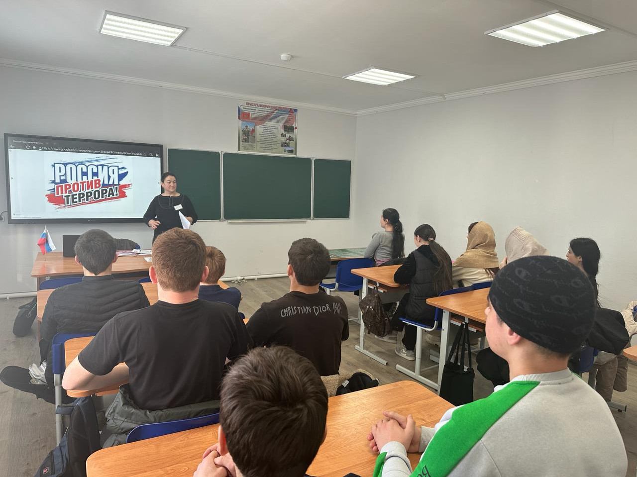 Психолог Центра Шихшабекова Муршидат провела беседу на тему "Антитеррористическая безопасность" с учениками 9 класса.